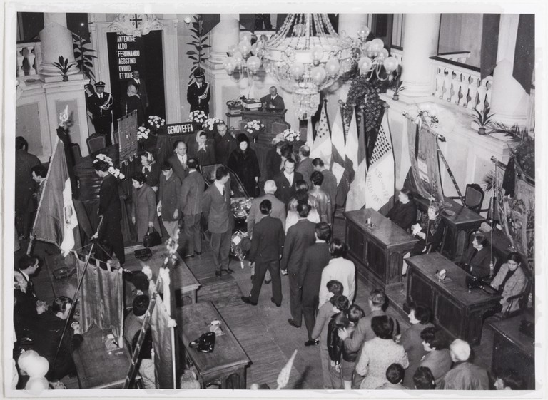 Gattatico-Reggio Emilia, 27-30 marzo 1970, Funerali di Alcide Cervi, camera ardente di Alcide nella Sala del Tricolore di Reggio Emilia, picchetto d'onore